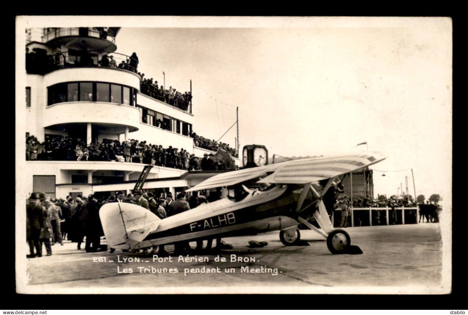 AVIATION -  LYON - PORT AERIEN DE BRON - LES TRIBUNES PENDANT UN MEETIGN - AVION F. ALHB - 1919-1938: Entre Guerres