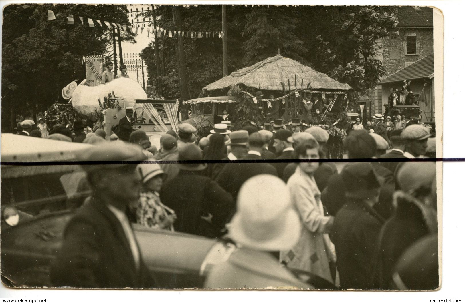 CARTE PHOTO A Identifier . CPA . Fete Foraine, Corso, Parade, Voiture Décorée , Fleurie - La Courtine