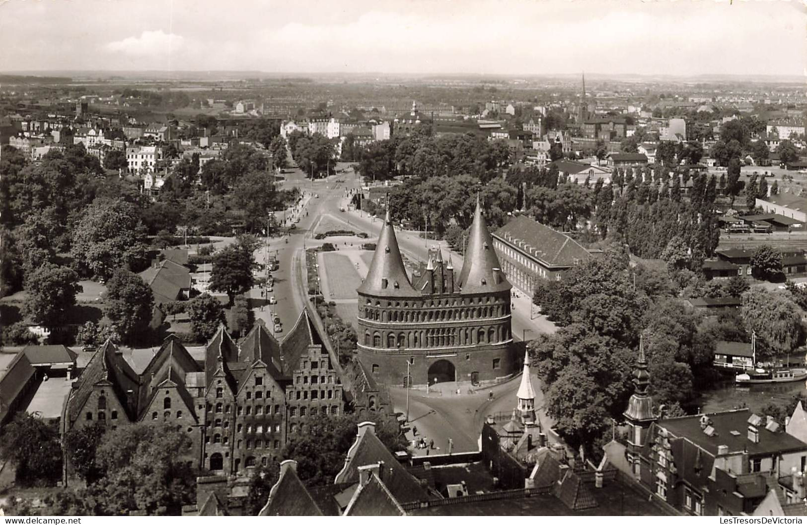 ALLEMAGNE - Lubeck - Blick Vom Aussichtsturm St Petri Auf Holstentor Und Salzspeicher - Carte Postale - Luebeck