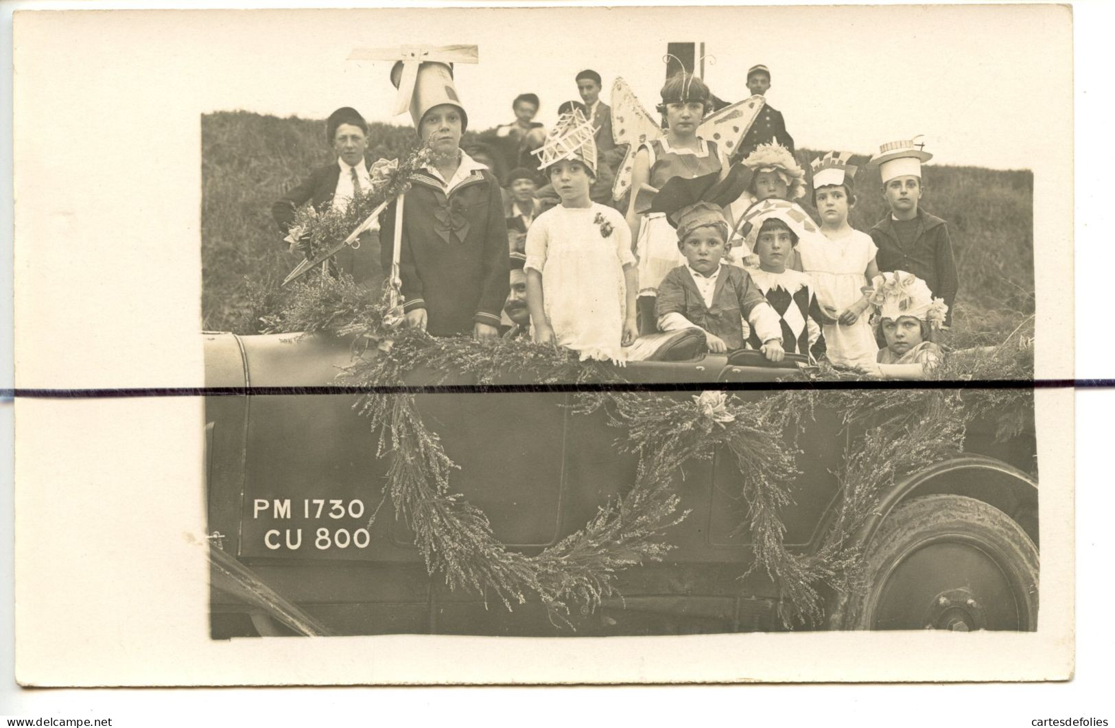 CARTE PHOTO A Identifier . CPA . Fête Foraine, Corso, Parade, Voiture Décorée , Fleurie , PM 1730 CU 800 - La Courtine