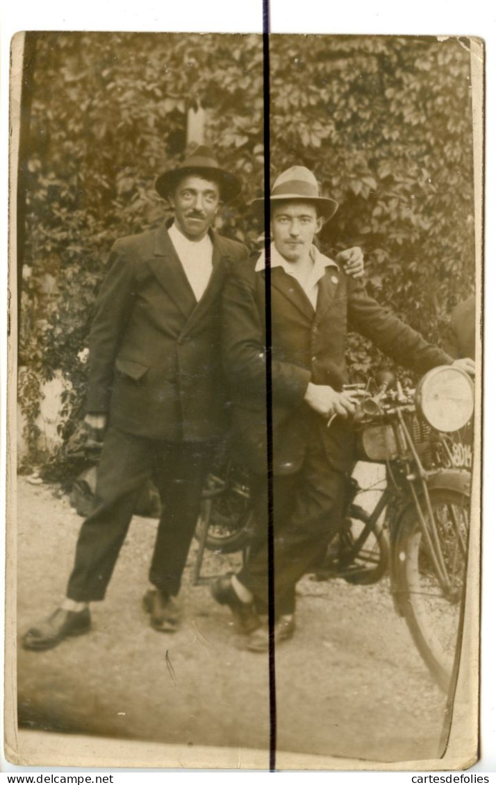 Carte Photo A Identifier  .CPA. 2 Hommes Motard A Coté D' Une Ancienne Moto . Automobile . - Fotografia