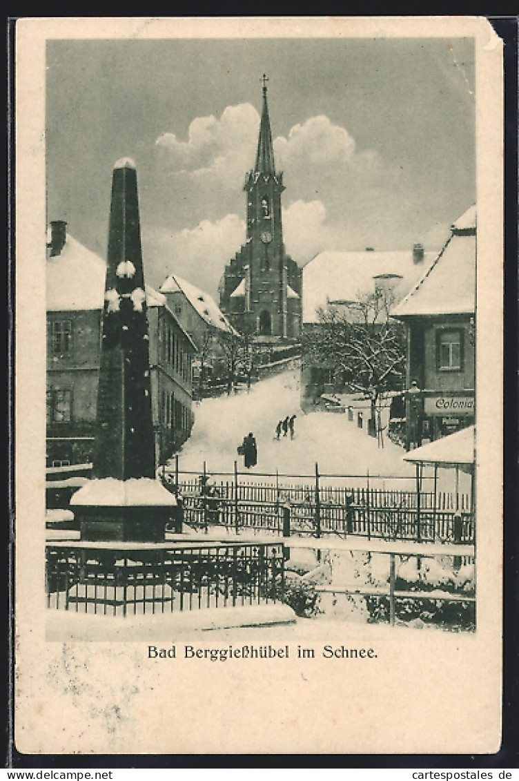 AK Bad Berggiesshübel, Strasse Am Obelisk Mit Blick Zur Kirche Im Winter  - Sonstige & Ohne Zuordnung