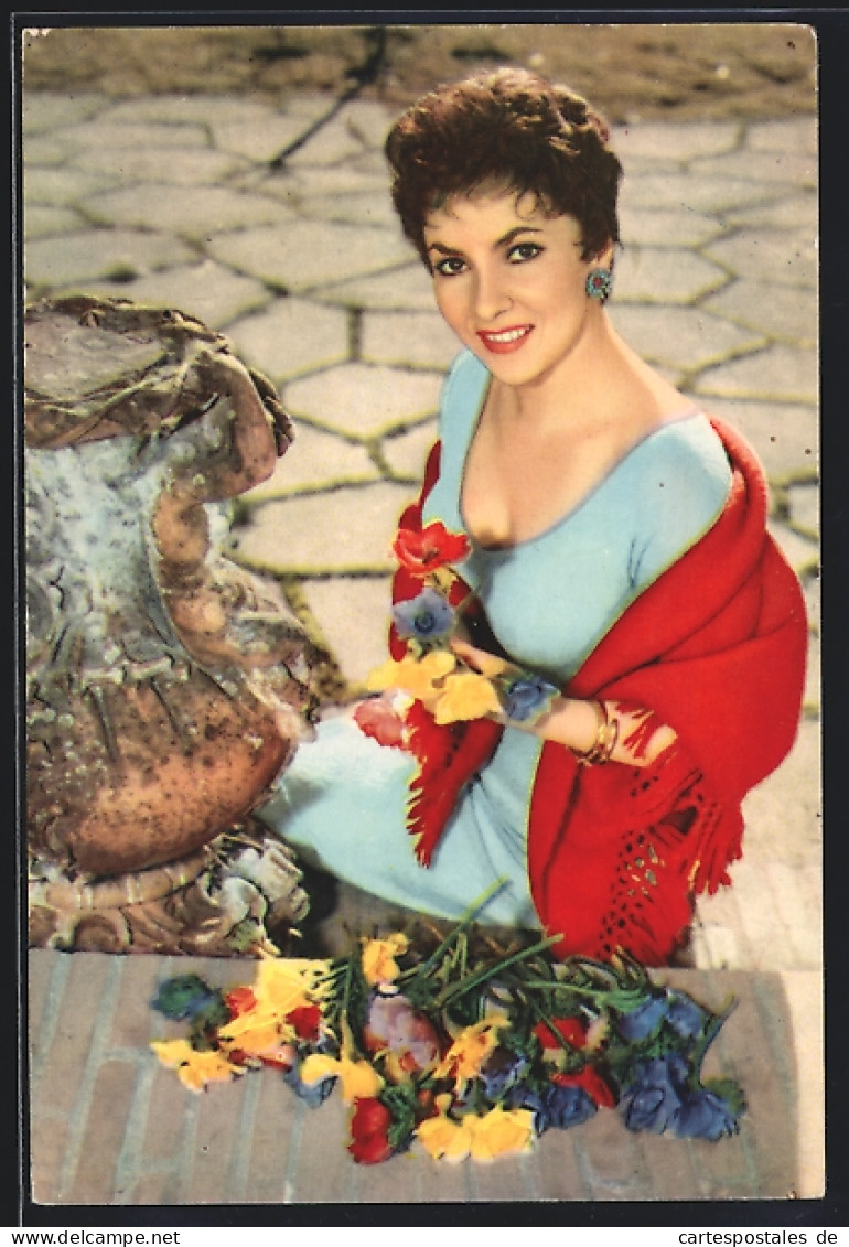 AK Schauspielerin Gina Lollobrigida Bindet Einen Blumenstrauss  - Actors