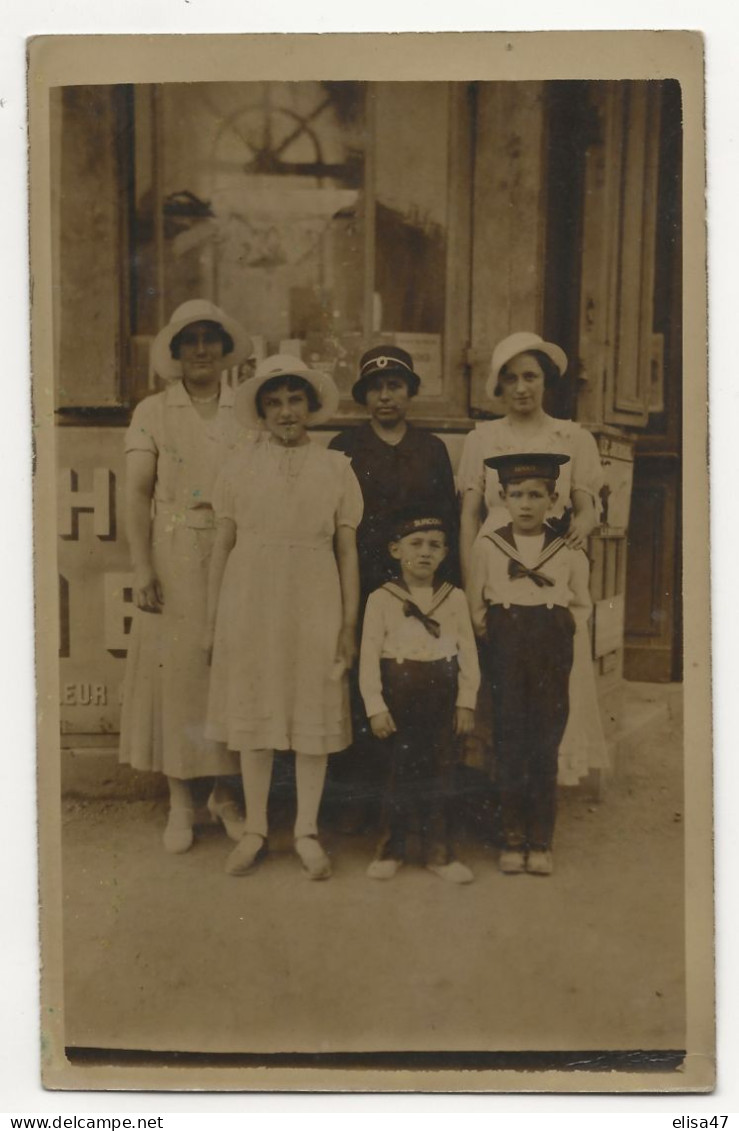 CARTE  PHOTO GROUPE  FAMILIAL  AVEC 2 ENFANTS DE  MARINS  DU  DESSAIX  ET  DU  SOUCOUF(   VOIR  TITRES  SUR  LES - Oorlog