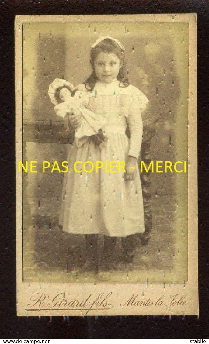 FILLETTE ET SA POUPEE - PHOTOGRAPHE R. GIRARD FILS, MANTES-LA-JOLIE - FORMAT CDV - Personnes Anonymes