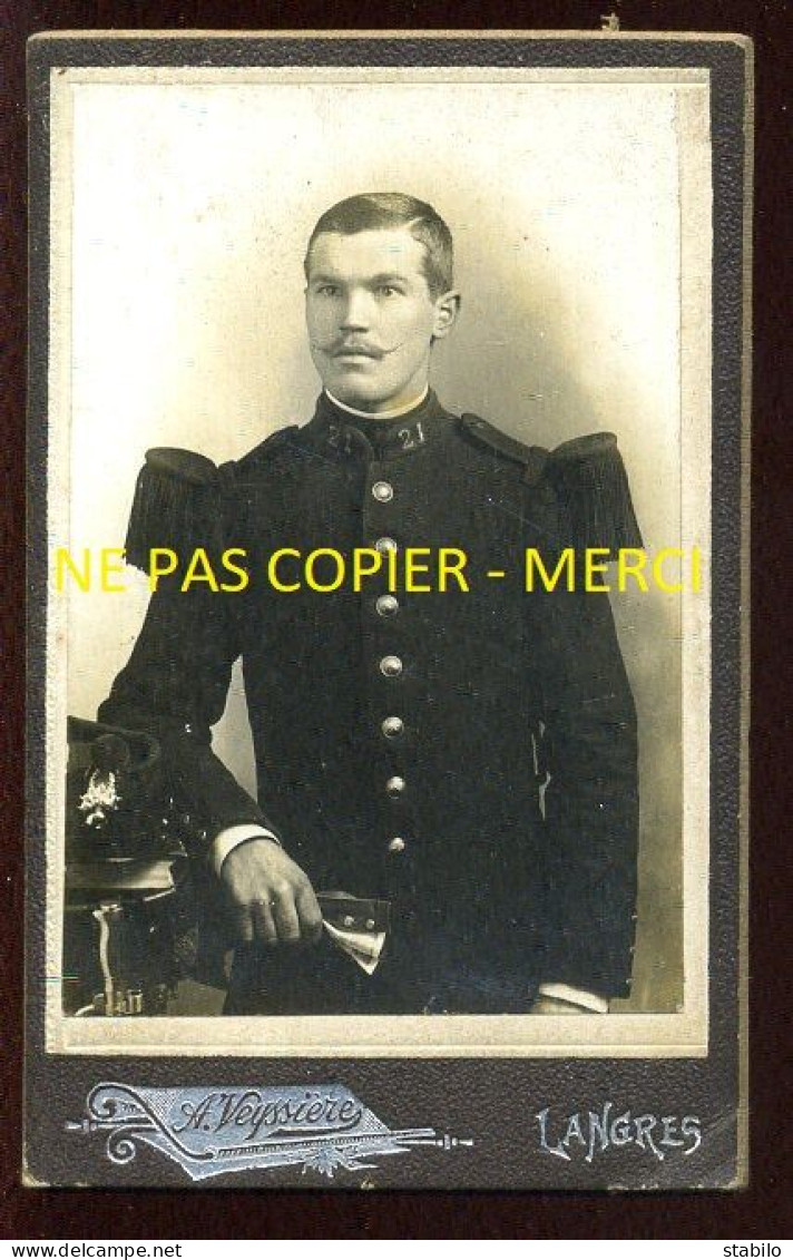 MILITAIRE - 21 SUR LE COL - PHOTOGRAPHIE A. VEYSSIERE, LANGRES - FORMAT CDV - Guerre, Militaire