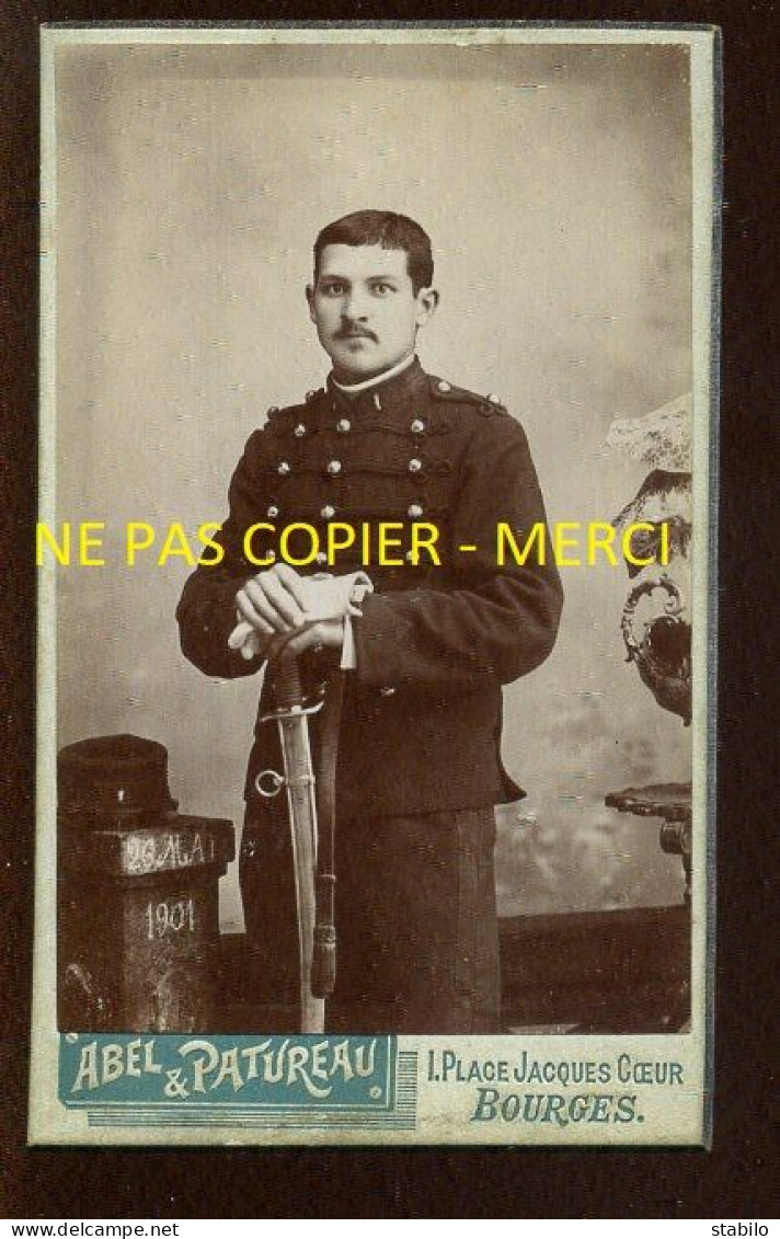 MILITAIRE - 1 SUR LE COL - PHOTOGRAPHIE ABEL & PATUREAU, BOURGES - FORMAT CDV - Guerre, Militaire