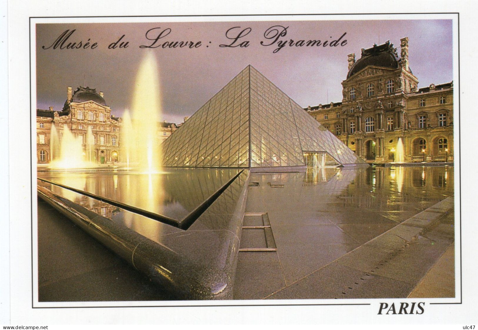 - PARIS, Au Crépuscule - MUSEE DU LOUVRE - Cour Napoléon - La Pyramide - - Musées