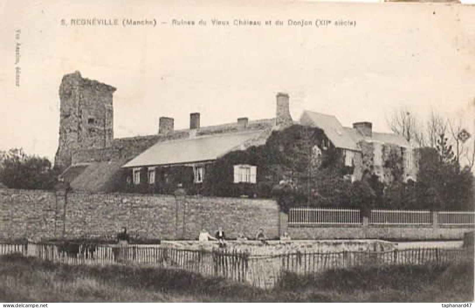 . 50 . REGNÈVILLE . Ruines Du Vieux Château Et Le Donjon . Enfants . - Pontorson