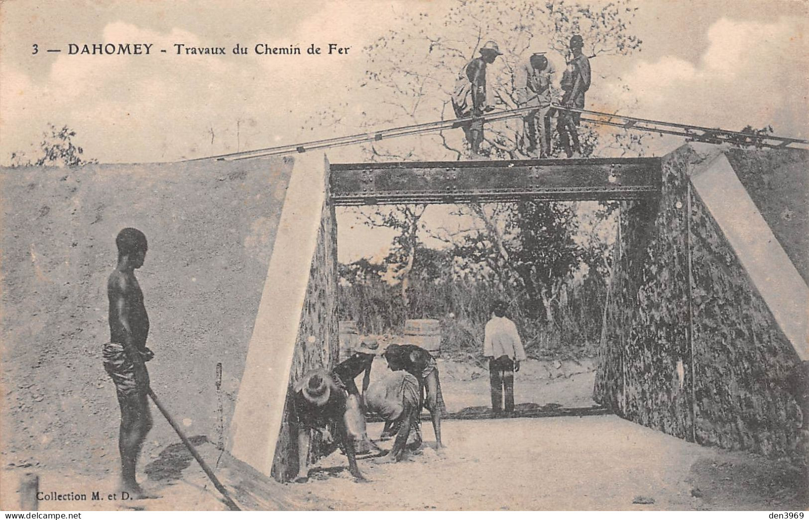 Afrique - DAHOMEY - Travaux Du Chemin De Fer - Pose De La Voie Ferrée Sur Un Pont Métallique - Dahomey