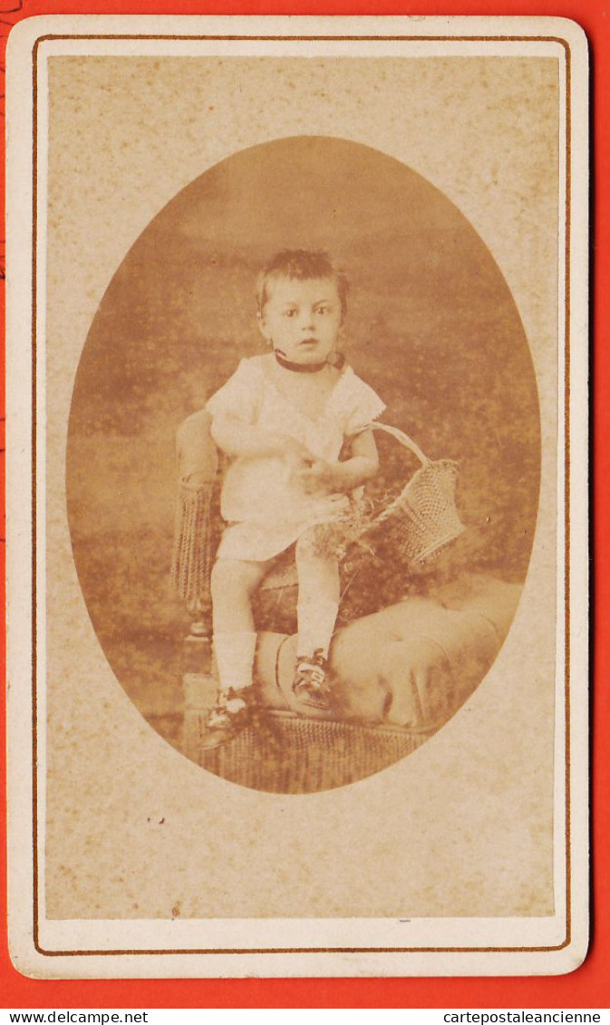 01154 / ⭐ Photo CDV 1890s VIERZON 18-Cher  ◉ Photographe CARRE ◉ Bébé Avec Un Panier Assis Sur Un Canapé - Anonymous Persons