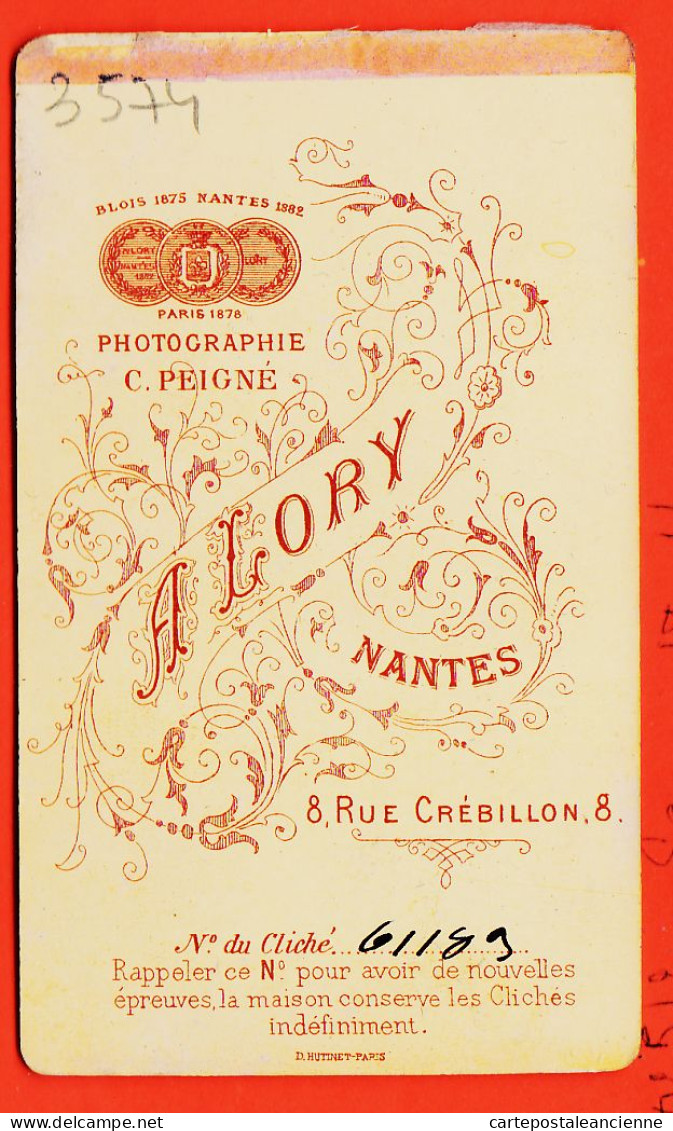 01147 / ⭐ Photo CDV 44-NANTES 1890s ◉ Photographie PEIGNE A. LORY 8 Rue Crebillon ◉ Bébé Fillette Assise Canapé - Anonyme Personen