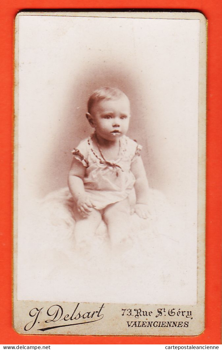 01134 / ♥️ ⭐ Photo CDV 1890s VALENCIENNES 59-Nord ◉ Bébé Fillette Robe Assise ◉ Photographe DELSART 73 Rue St-Gery - Personnes Anonymes