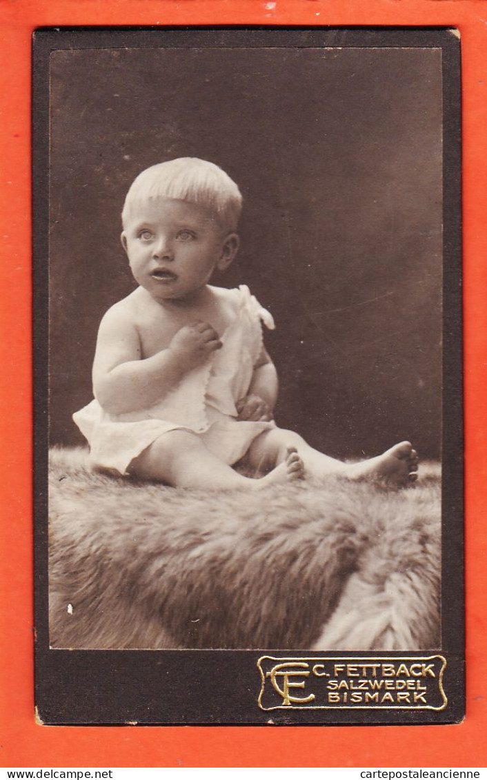 01120 / ⭐ Photo CDV SALZWEDEL BISMARK 1900s ◉ Bébé Baby Junge Sitzt Auf Einem Fell ◉ Atelier Photographie FETTBACK  - Personas Anónimos