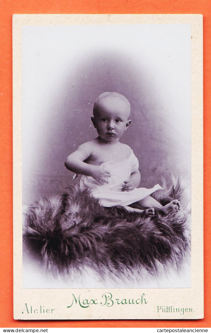 01116 / ⭐ Photo CDV 1900s PUTTLINGEN Saar ◉ Bébé Kleinkind Im Kleidchen Auf Fell Sitzend ◉ Atelier Max BRAUCH - Personas Anónimos