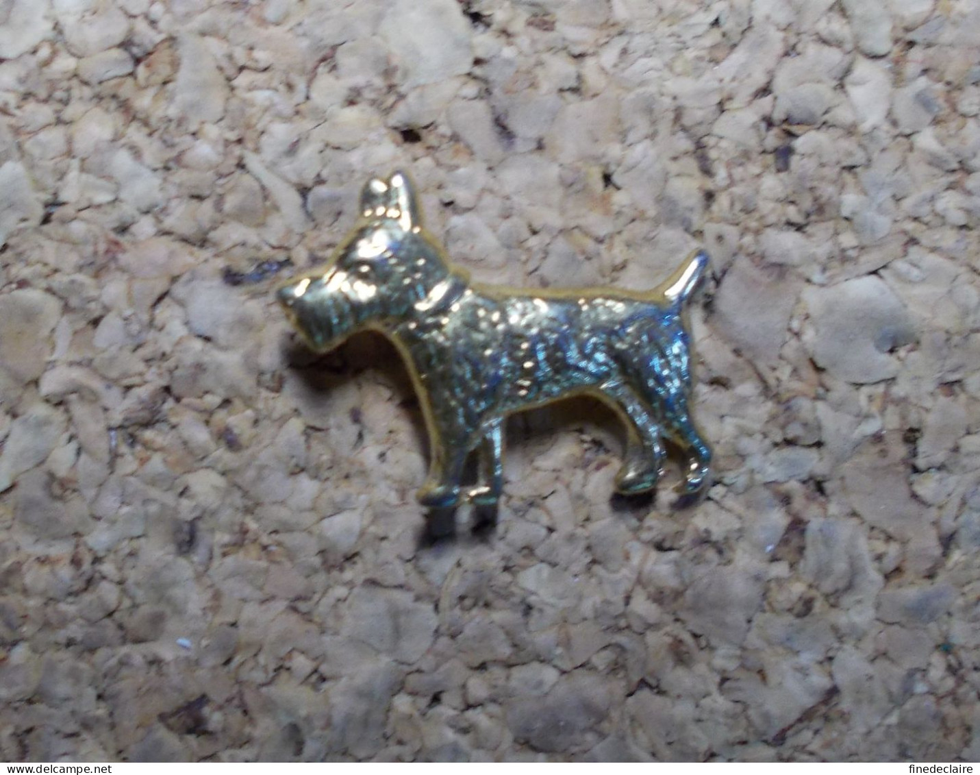 Pin's - Petit Chien Doré - Animaux