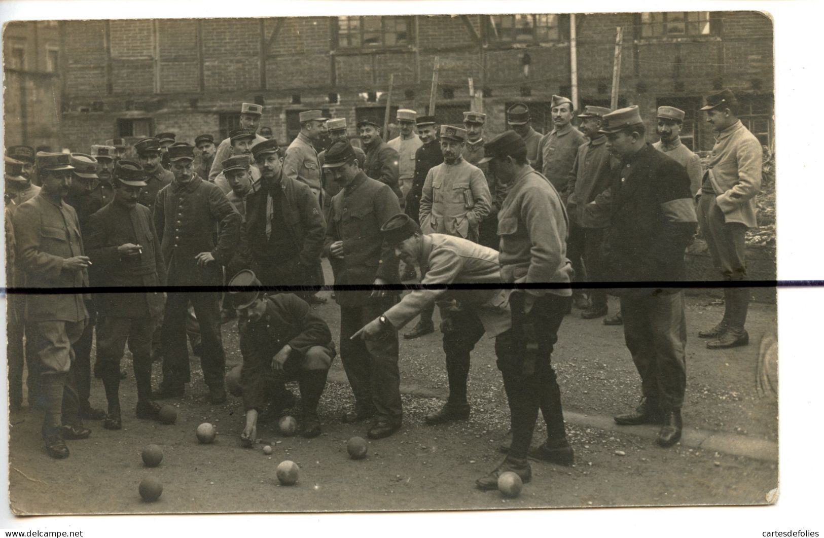 Carte Photo A Identifier  CPA .Militaire. Soldats Qui Jouent Au Boules  , Lyonnaise. LA VALBONNE - Photographie