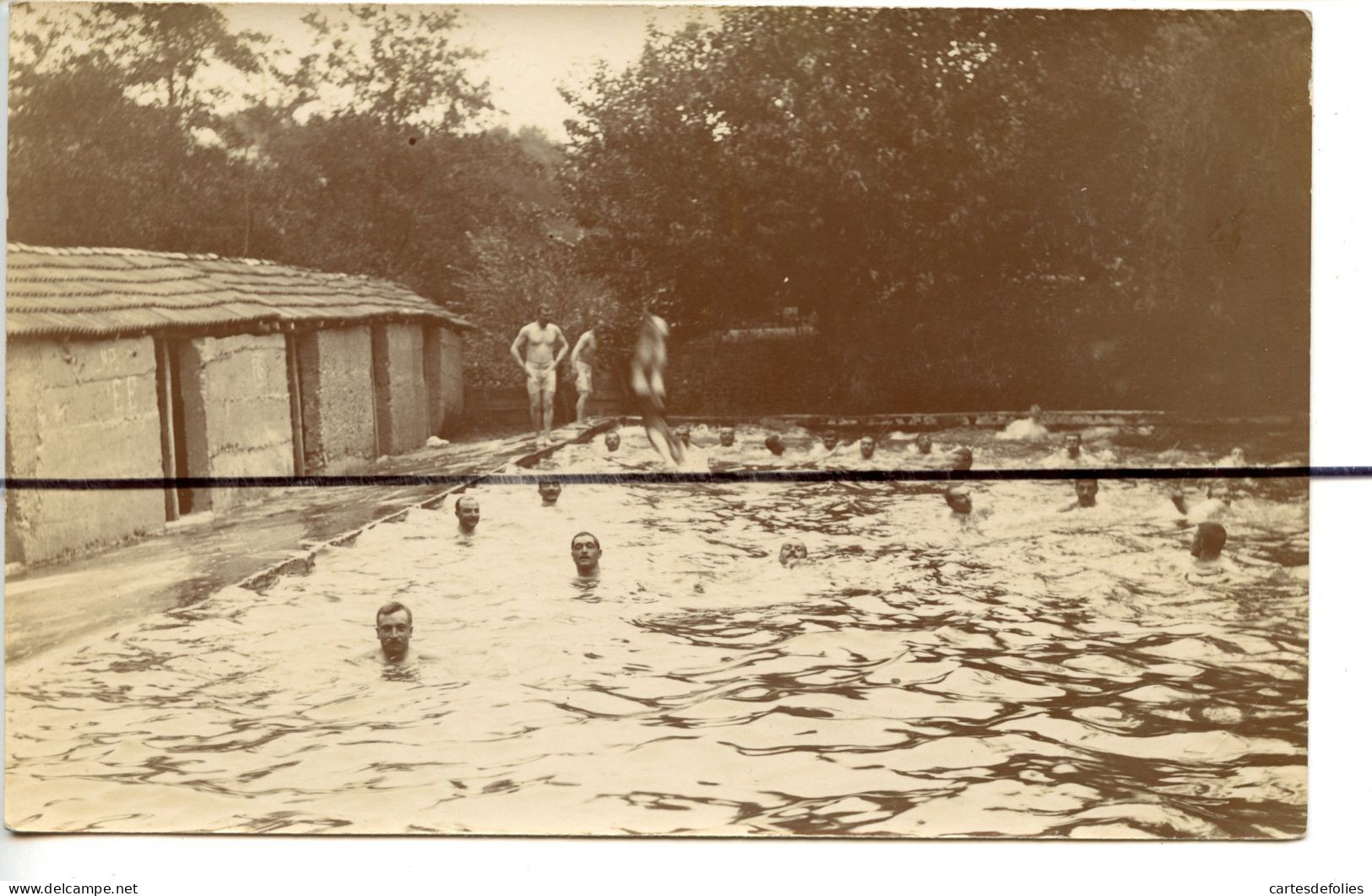 Carte Photo. CPA. D79. Saint-Maixent. Militaire, Soldats, Baignade En Piscine - Saint Maixent L'Ecole