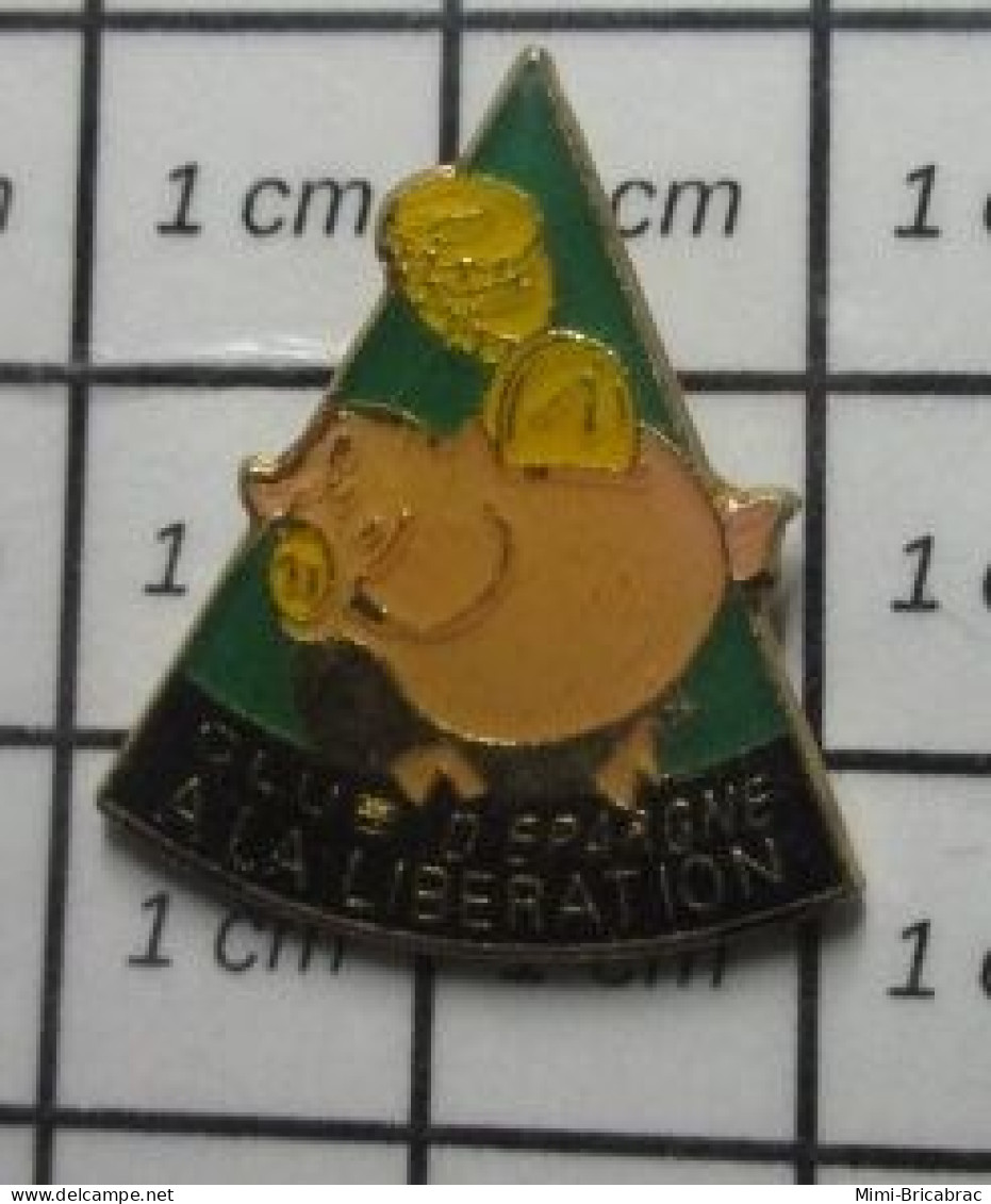 1615B Pin's Pins / Beau Et Rare / ANIMAUX / COCHON TIRELIRE CLUB D'EPARGNE A LA LIBERATION Tu Seras Tondue ! - Animaux