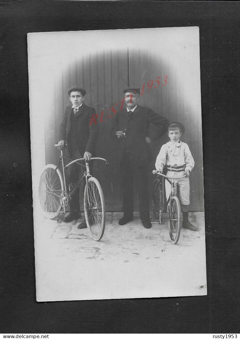 CYCLISME CARTE PHOTO PERSONNAGES À VELO PHOTO R DUVAU À COLOMBES : - Andere & Zonder Classificatie