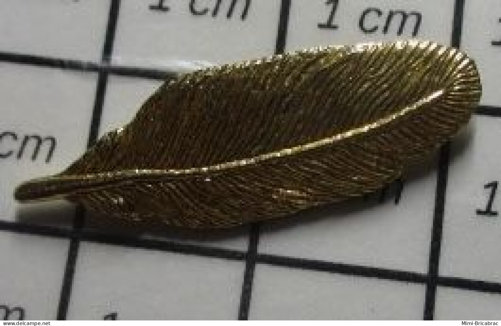 1618A Pin's Pins / Beau Et Rare / AUTRES / METAL JAUNE FINe PLUME D'OISEAU Comme Un Bijou - Other & Unclassified