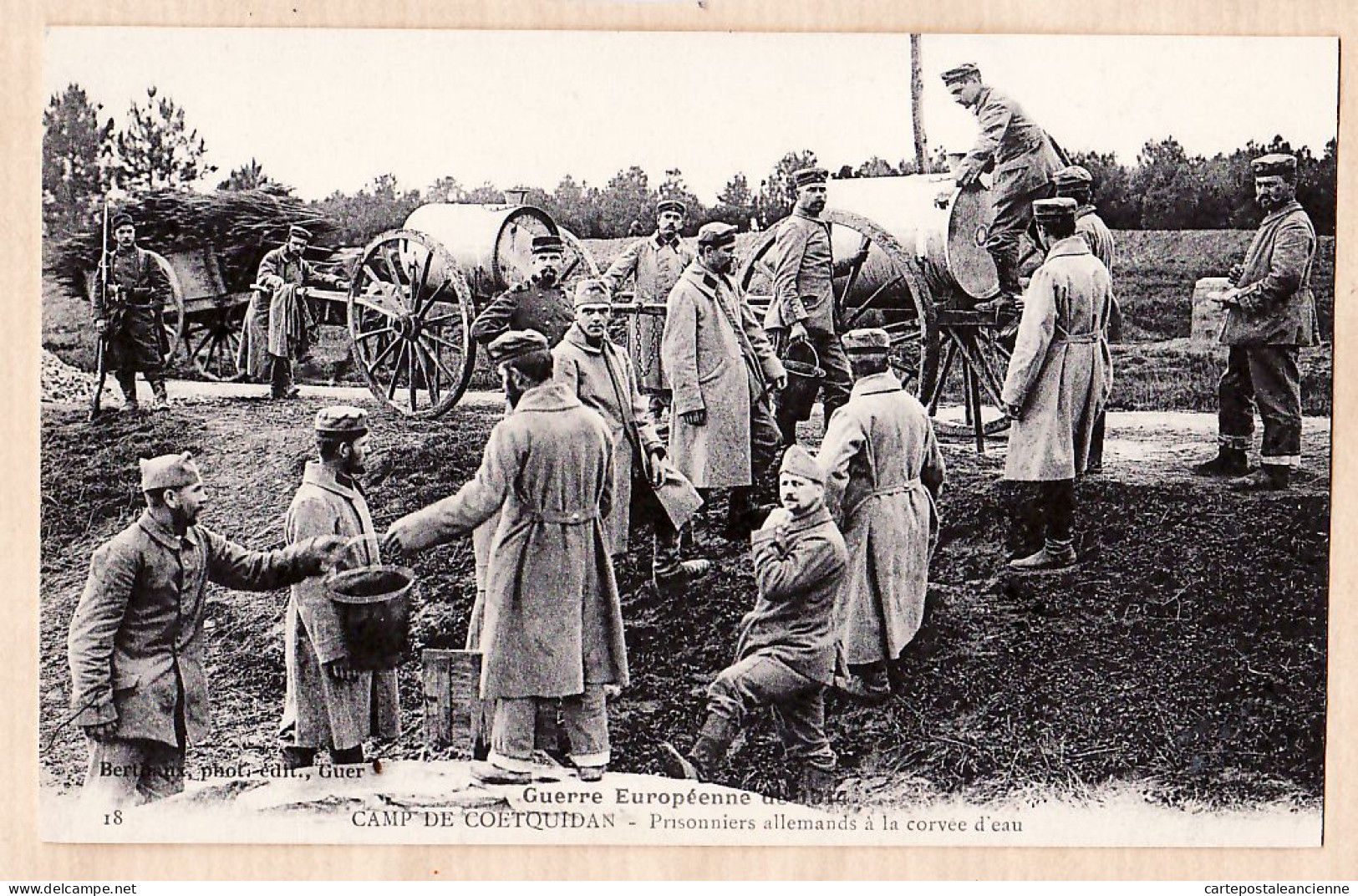 01697 / Camp De COETQUIDAN 56-Morbihan Prisonniers Allemands Corvée D'Eau Guerre Européenne 1914 BERTHAUX 18 - Guer Coetquidan