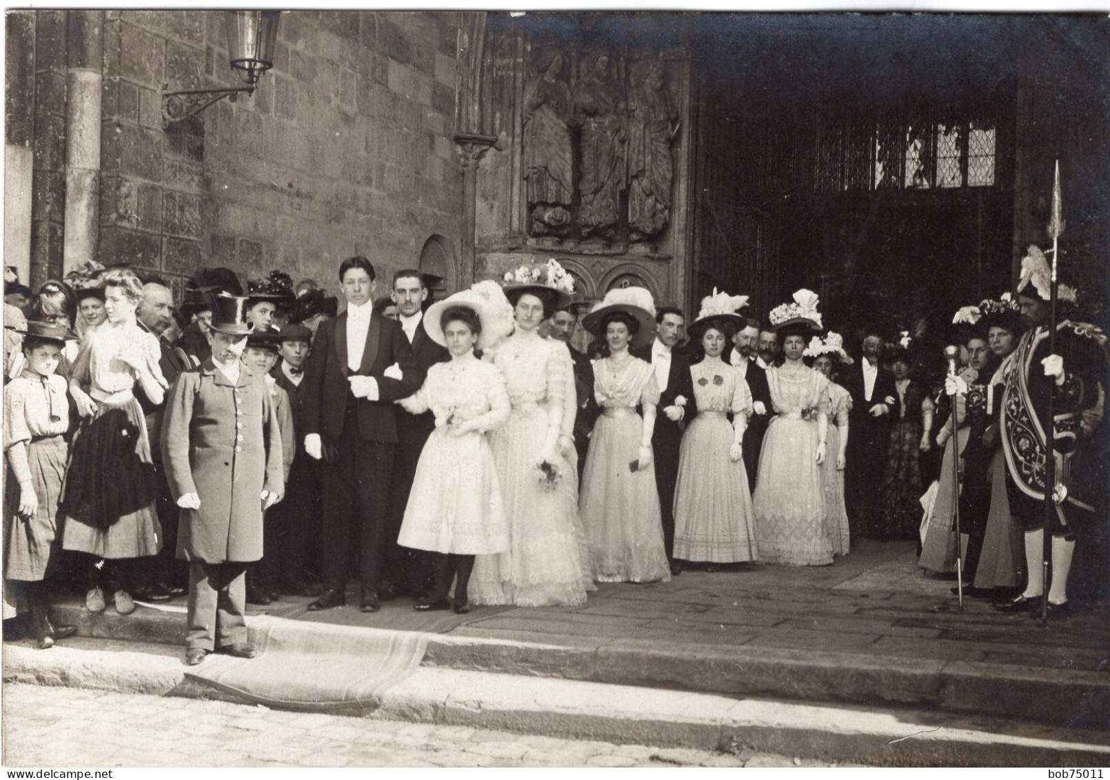 Carte Photo De Demoiselle D'honneurs élégante Avec Des Garcon D'honneurs Devant Une église Avec Un Bedeau - Personas Anónimos