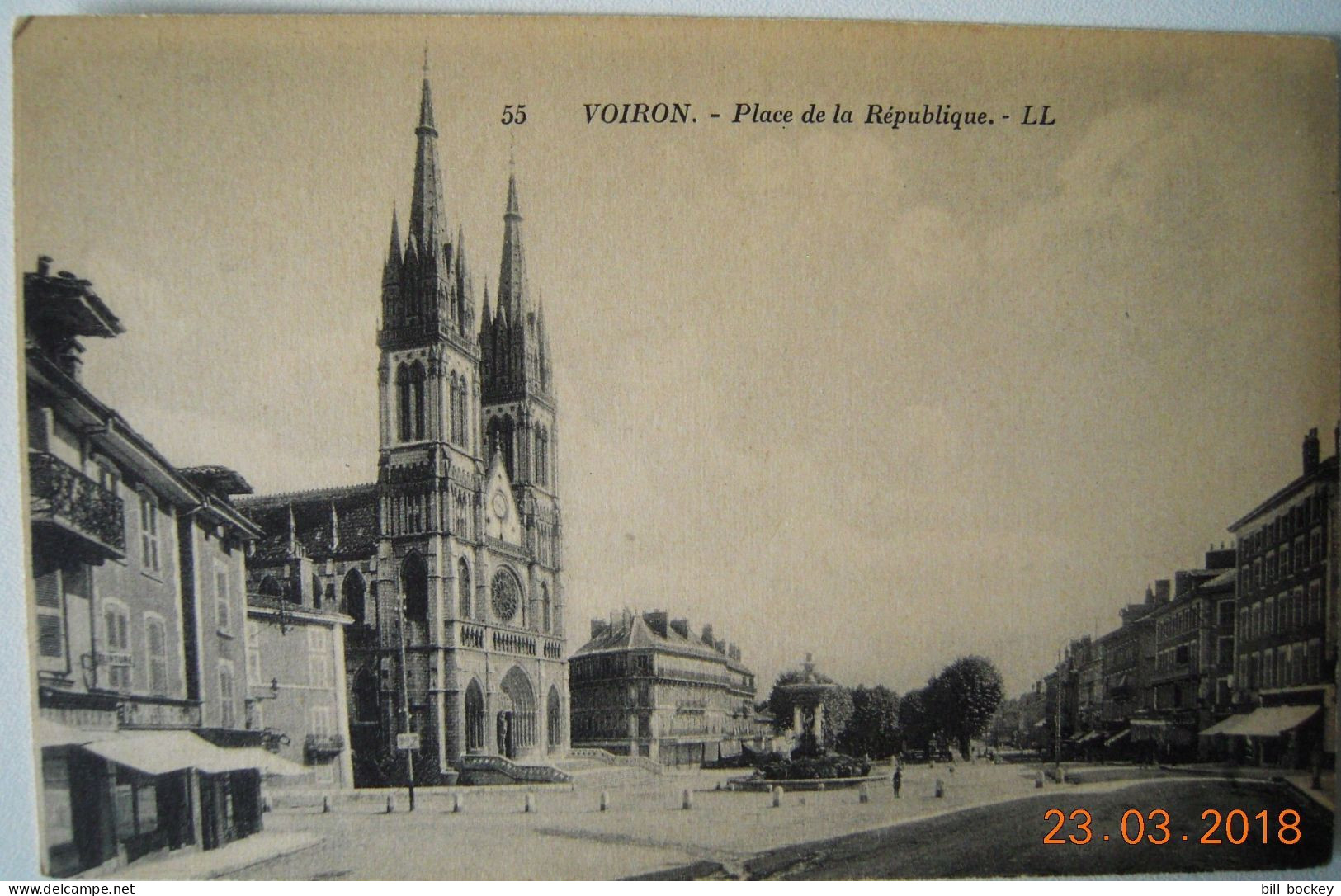 CPA VOIRON Place De La République -  Vers 1920 TTBE -Grenoble - Voiron