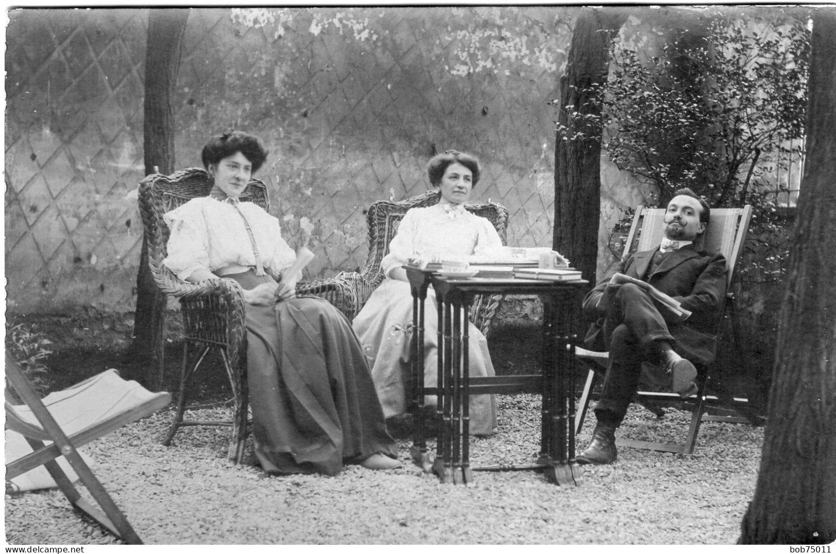 Carte Photo De Deux Femmes élégante Avec Un Homme Se Reposant Dans Leurs Jardin En 1908 - Anonyme Personen