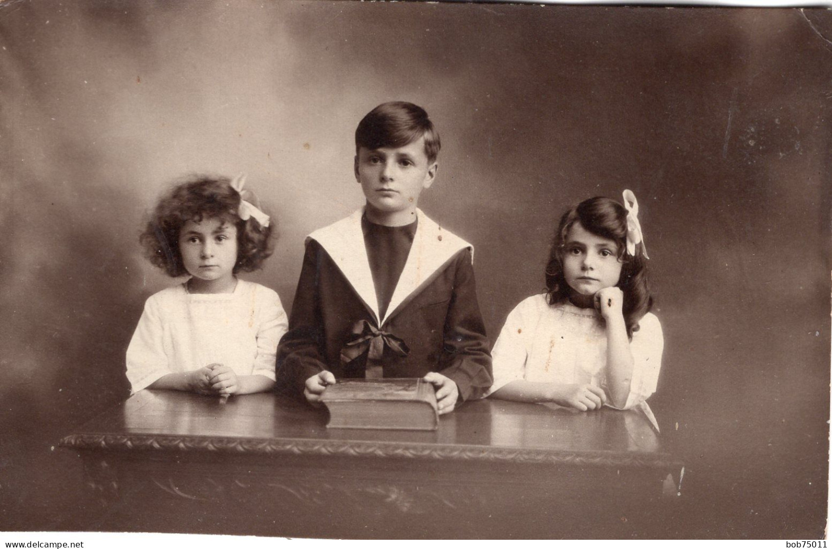 Carte Photo De Deux Jeune Fille élégante Avec Un Jeune Garcon Posant Dans Un Studio Photo - Personnes Anonymes