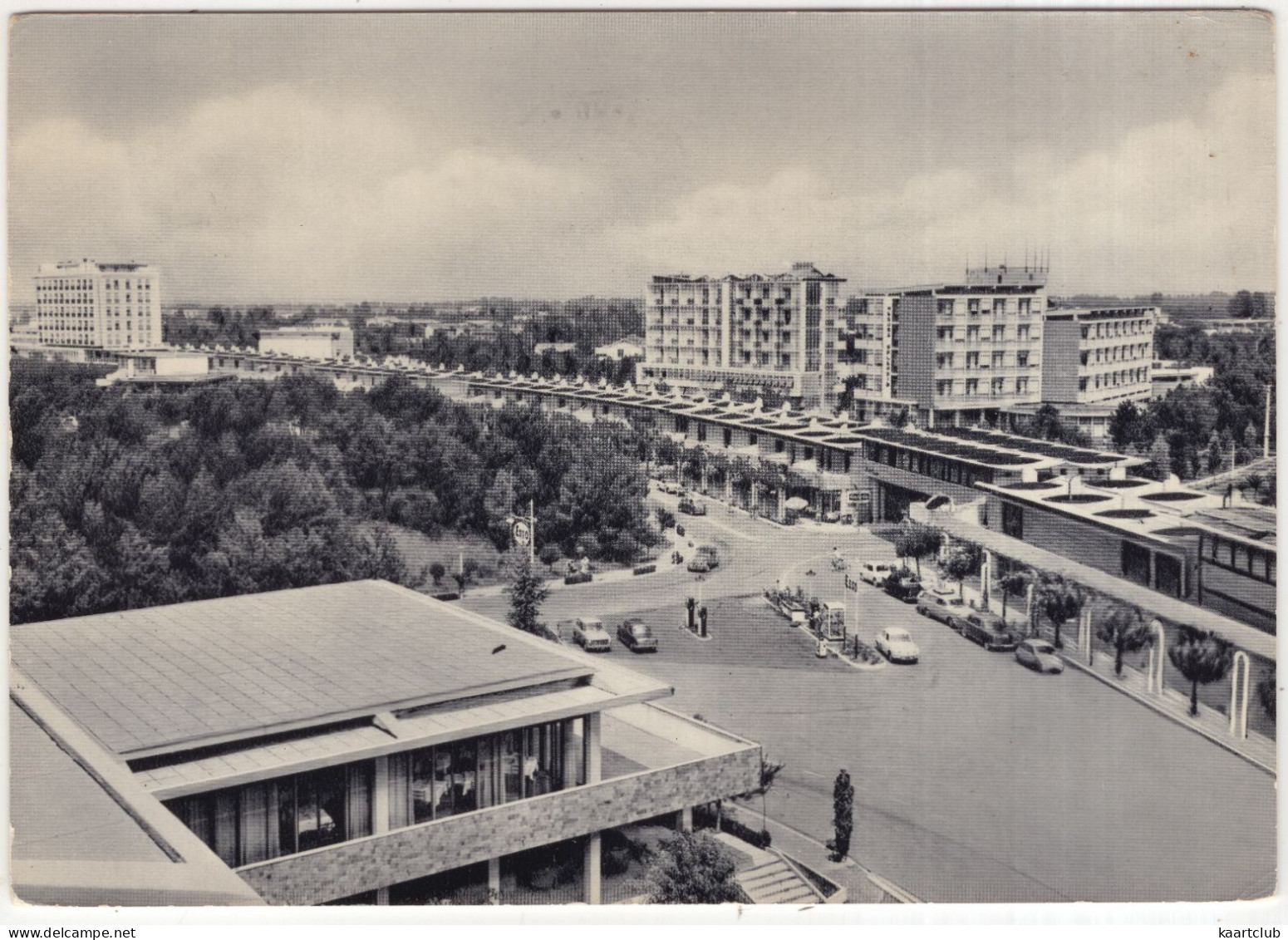 Lignato Pineta: RENAULT DAUPHINE, FIAT 1100, 600 MULTIPLA, MERCEDES W110, CITROËN 2CV, 'ESSO' SERVICE-STATION - (Italia) - Voitures De Tourisme