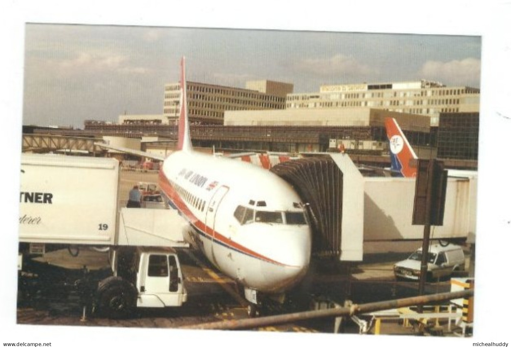 POSTCARD   PUBL BY  BY C MCQUAIDE IN HIS AIRPORT SERIES  LONDON GATWICK   CARD N0  44 - Aerodromi