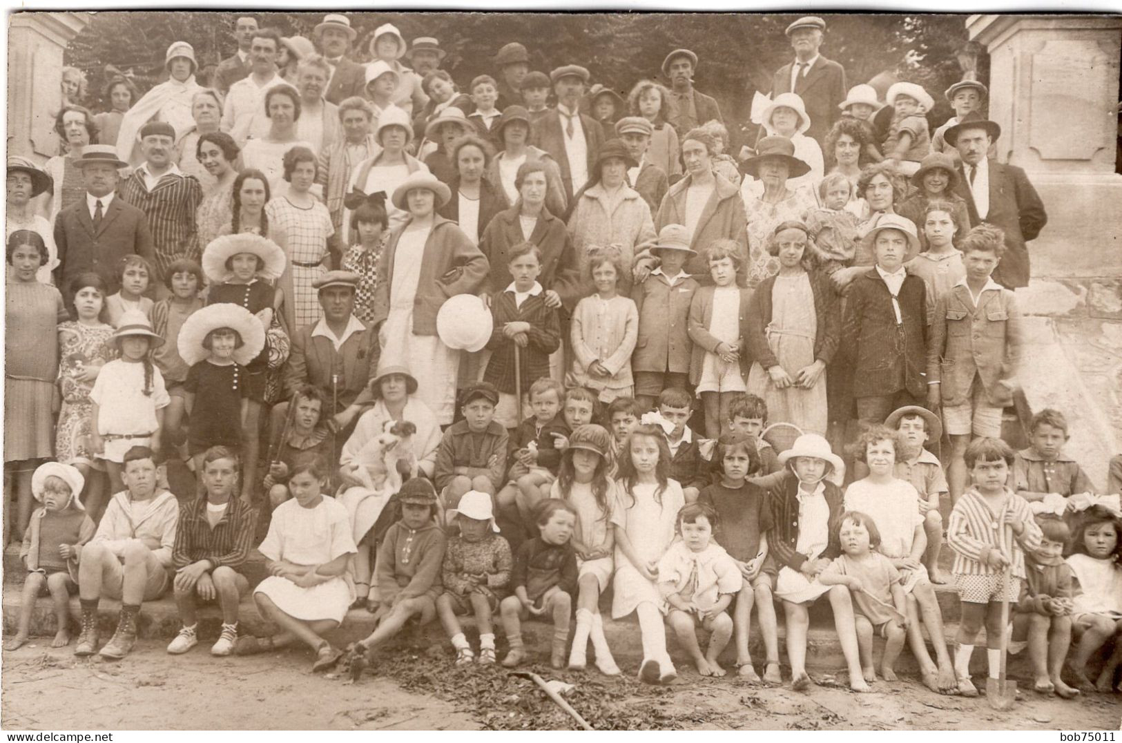 Carte Photo De Femmes élégante , D'enfants Et D'hommes Posant Sur Un Escalier Dans Un Jardin Vers 1920 - Anonieme Personen