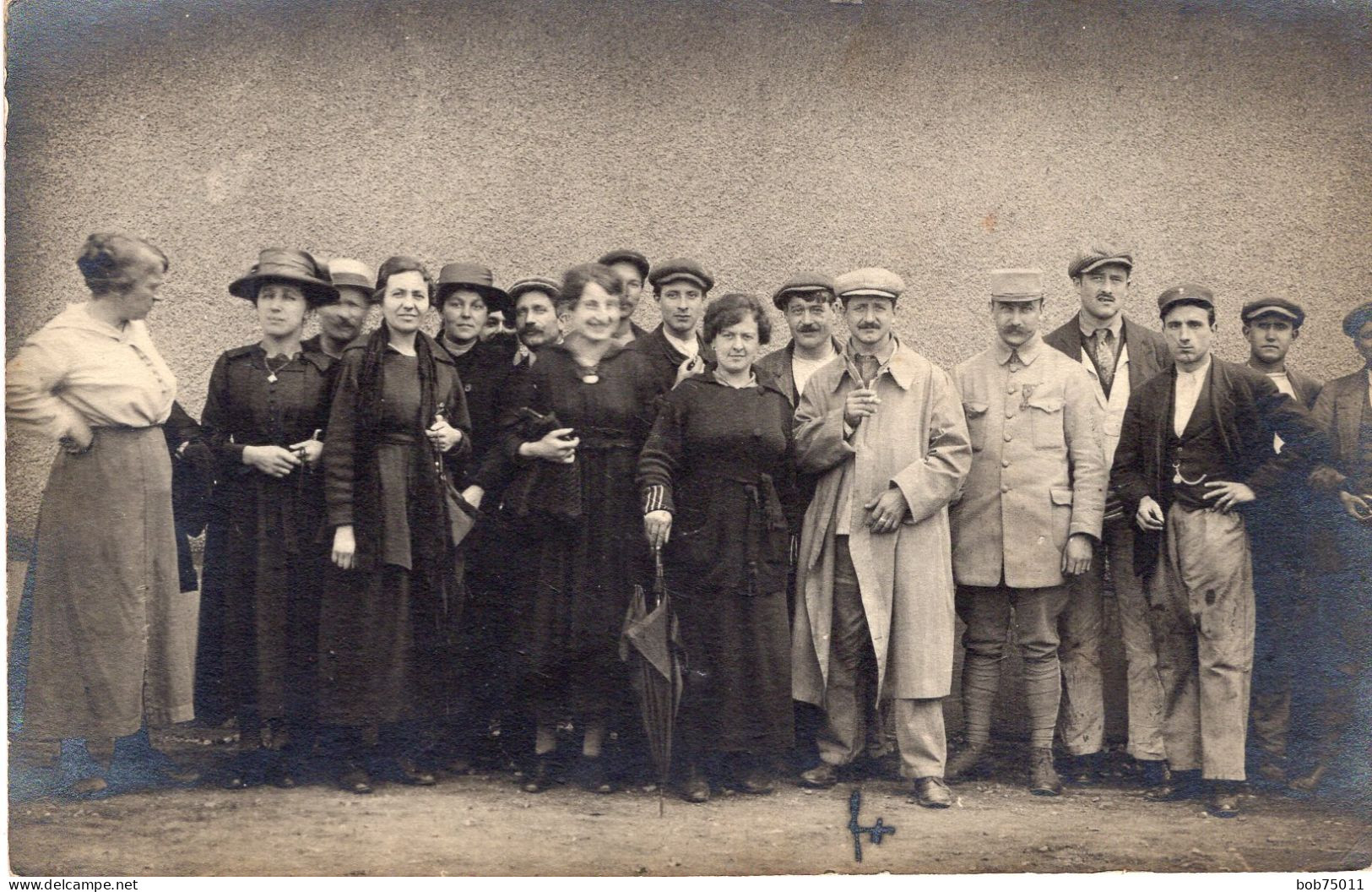 Carte Photo De Femmes élégante , D'homme Dont Un Militaire Francais Posant Dans Une Ville En 1914-18 - Personas Anónimos