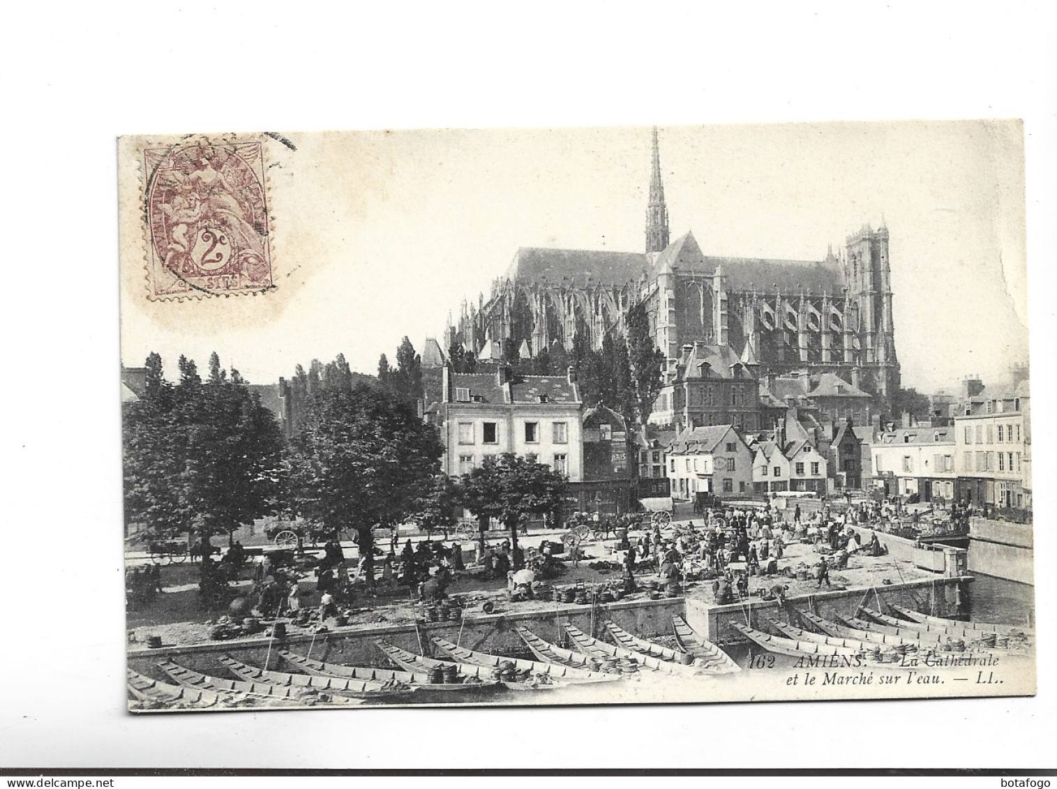 CPA DPT 80 AMIENS, , LA CATHEDRALE ET LE MARCHE SUR L EAU - Amiens