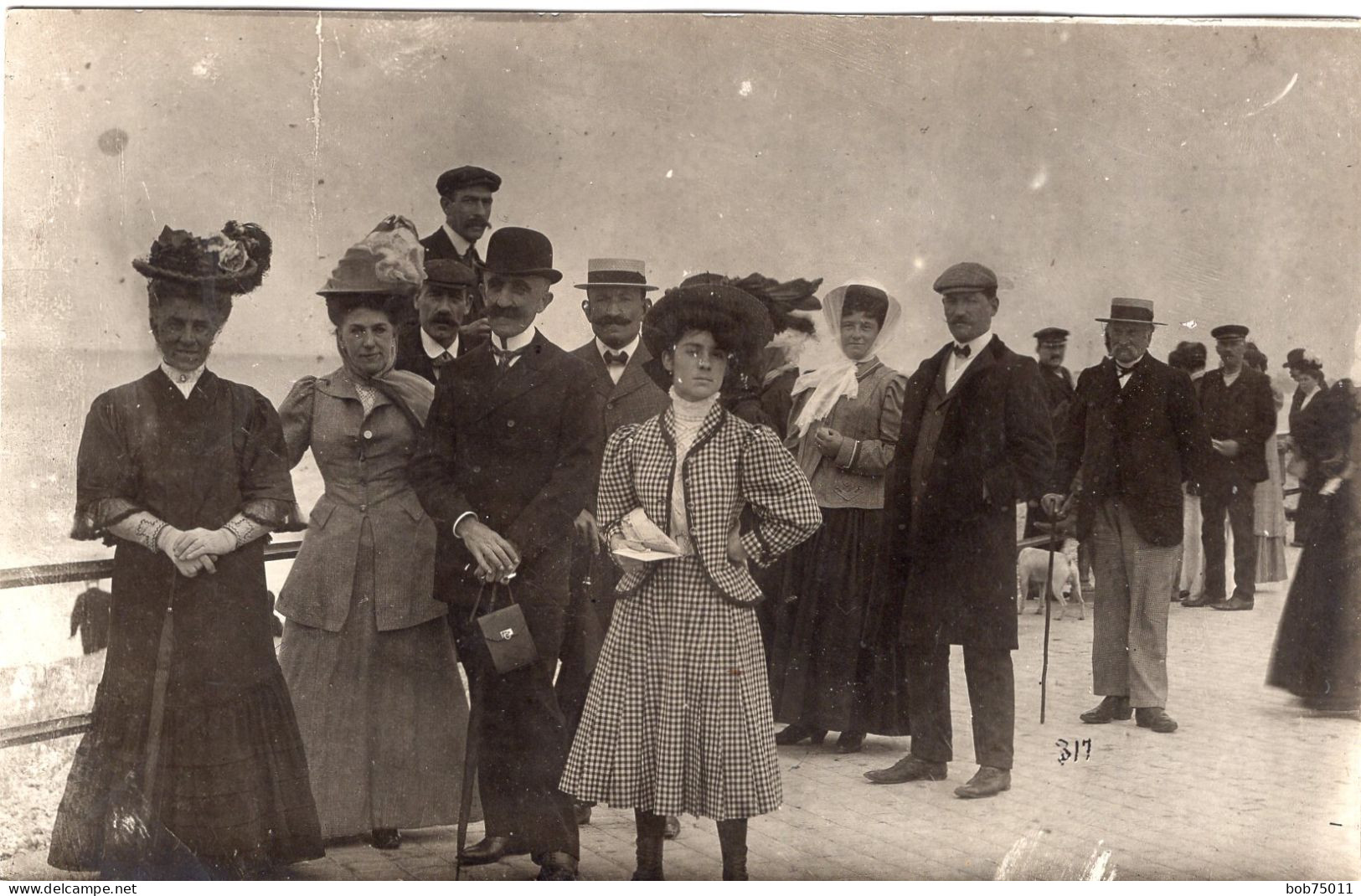 Carte Photo De Femmes élégante Avec Des Hommes Et Des Enfants Se Promenant Sur Le Fronton D'un Plage Vers 1905 - Personas Anónimos