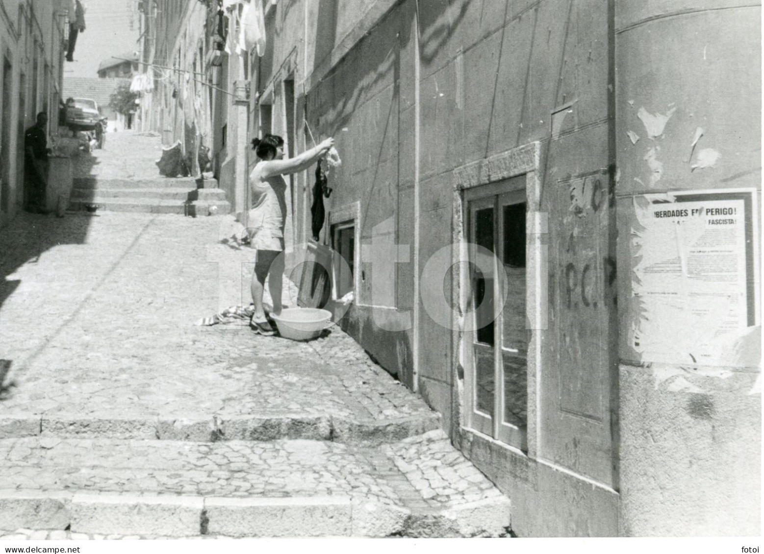 1975 ORIGINAL AMATEUR PHOTO FOTO STREET SCENE FEMME WOMAN HOUSE WORK LAUNDRY PORTUGAL AT157 - Lieux