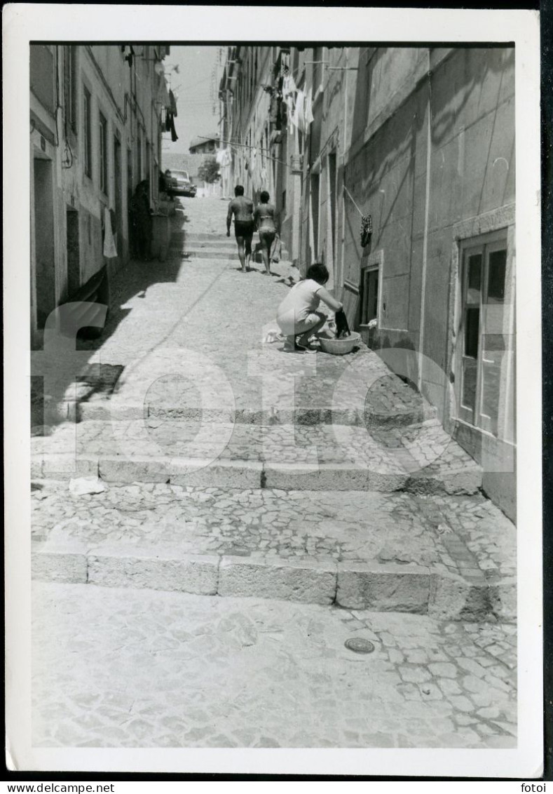 1975 ORIGINAL AMATEUR PHOTO FOTO STREET SCENE FEMME WOMAN HOUSE WORK LAUNDRY PORTUGAL AT157 - Lieux