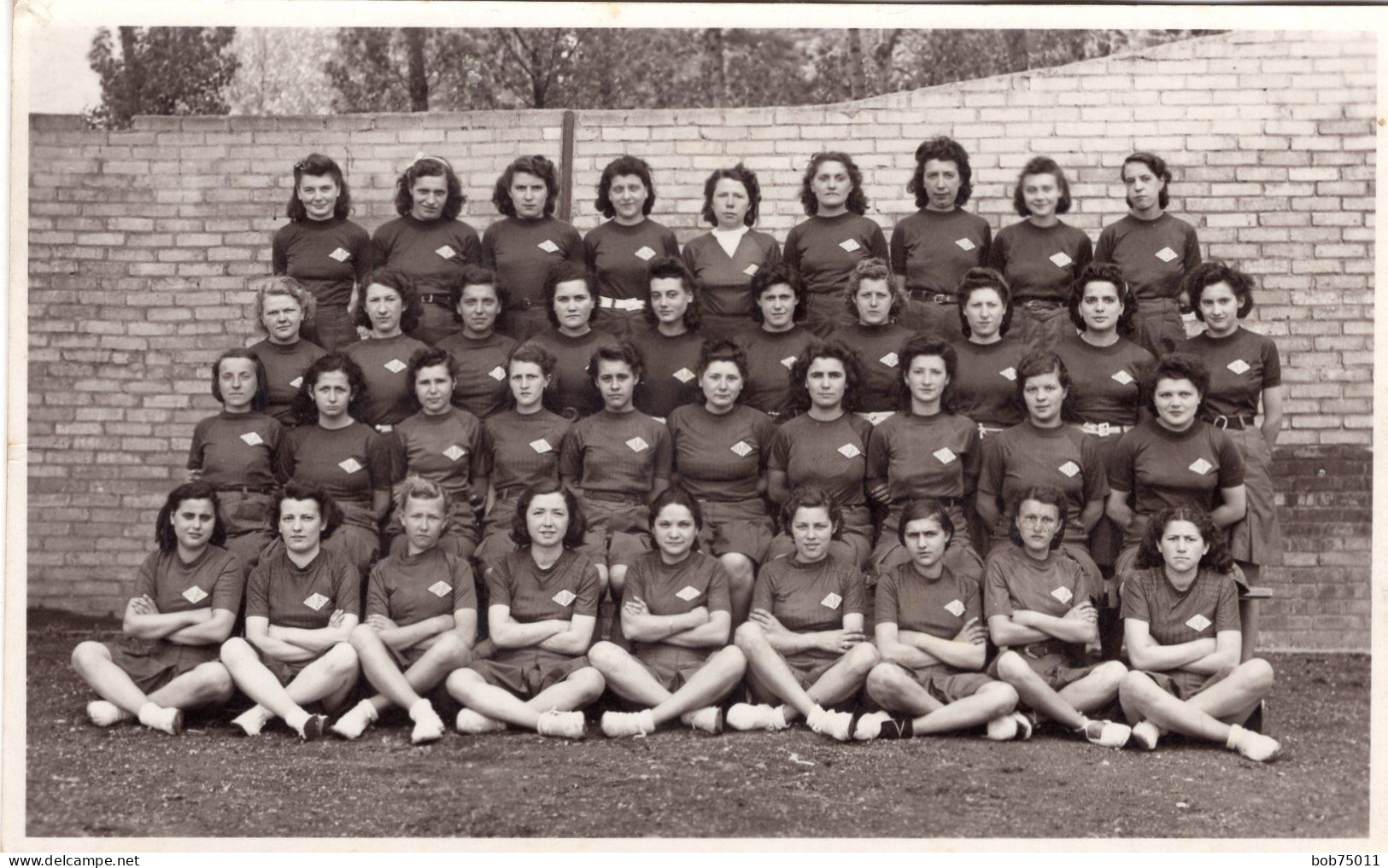 Carte Photo De Jeune Fille D'une équipe De Sport Posant Dans La Cour De Leurs école - Personas Anónimos