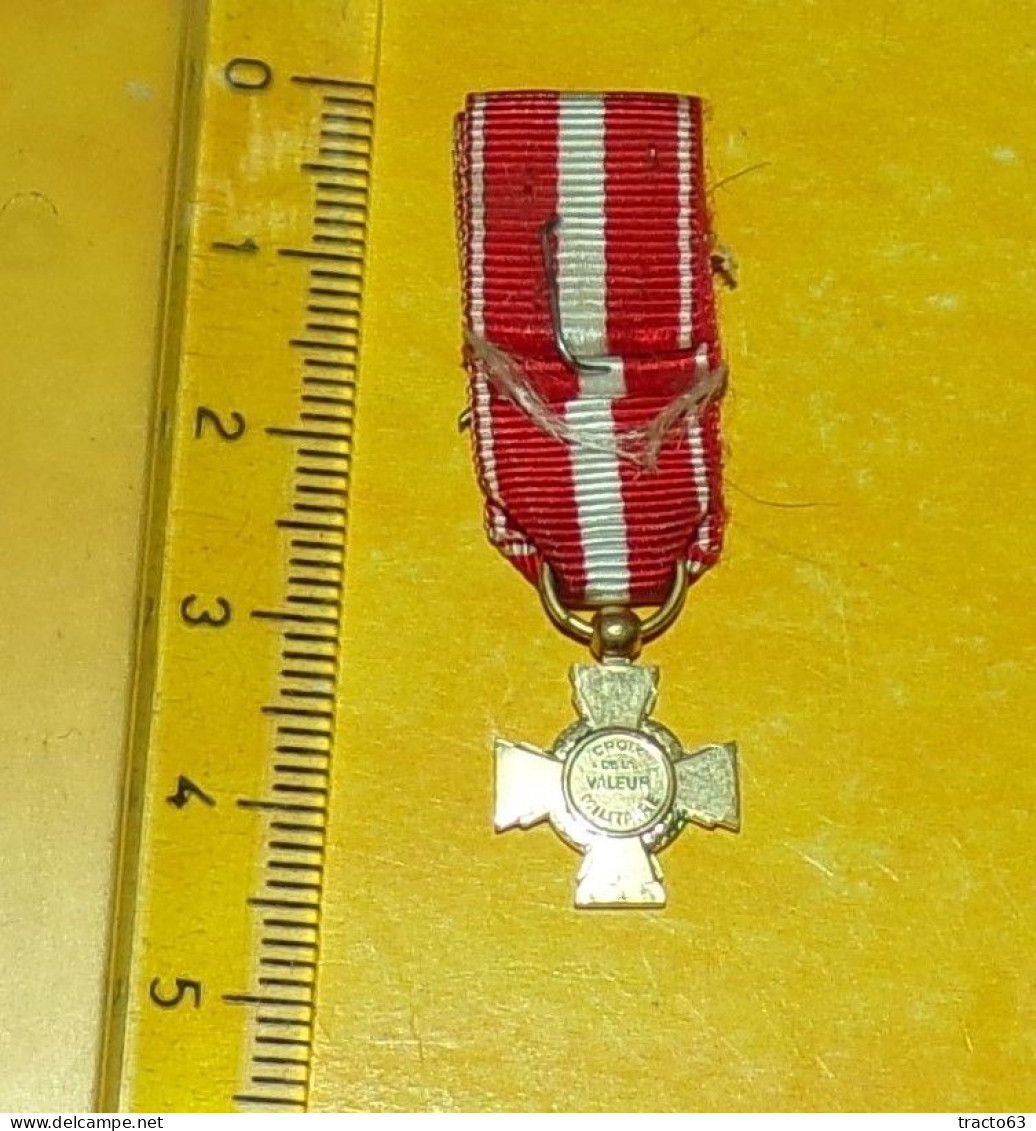 MEDAILLE EN REDUCTION  DE LA CROIX DE LA VALEUR MILITAIRE AVEC UNE ETOILE DE CITATION , RUBAN D'ORIGINE EN BON ETAT ,  V - Frankreich