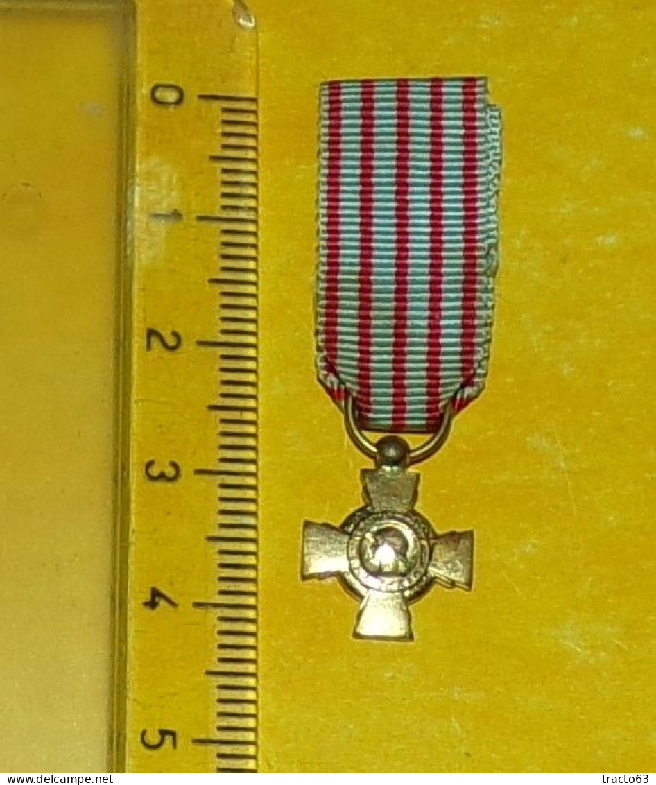 MEDAILLE EN REDUCTION  DE LA CROIX DU COMBATTANT , REPUBLIQUE FRANCAISE , RUBAN D'ORIGINE EN BON ETAT ,  VOIR PHOTO  . P - Francia