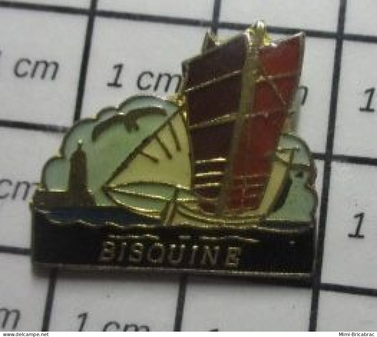 1818B Pin's Pins / Beau Et Rare / BATEAUX / BISQUINE VOILE VOILIER PHARE - Bateaux