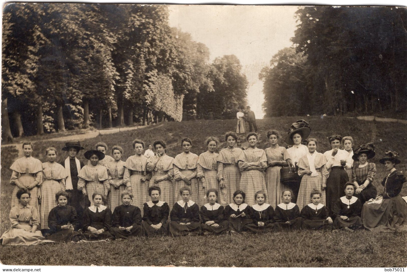 Carte Photo De Jeune Fille élégante Posant Dans Un Parc Vers 1905 - Persone Anonimi