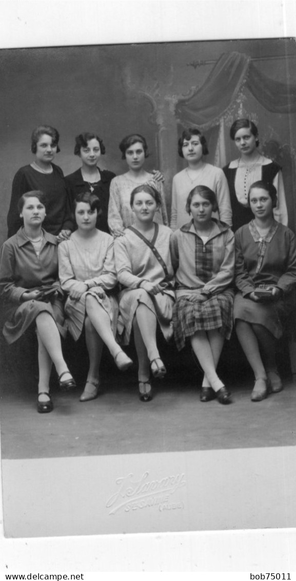 Carte Photo De Jeune Fille élégante Posant Dans Un Studio Photo - Anonieme Personen