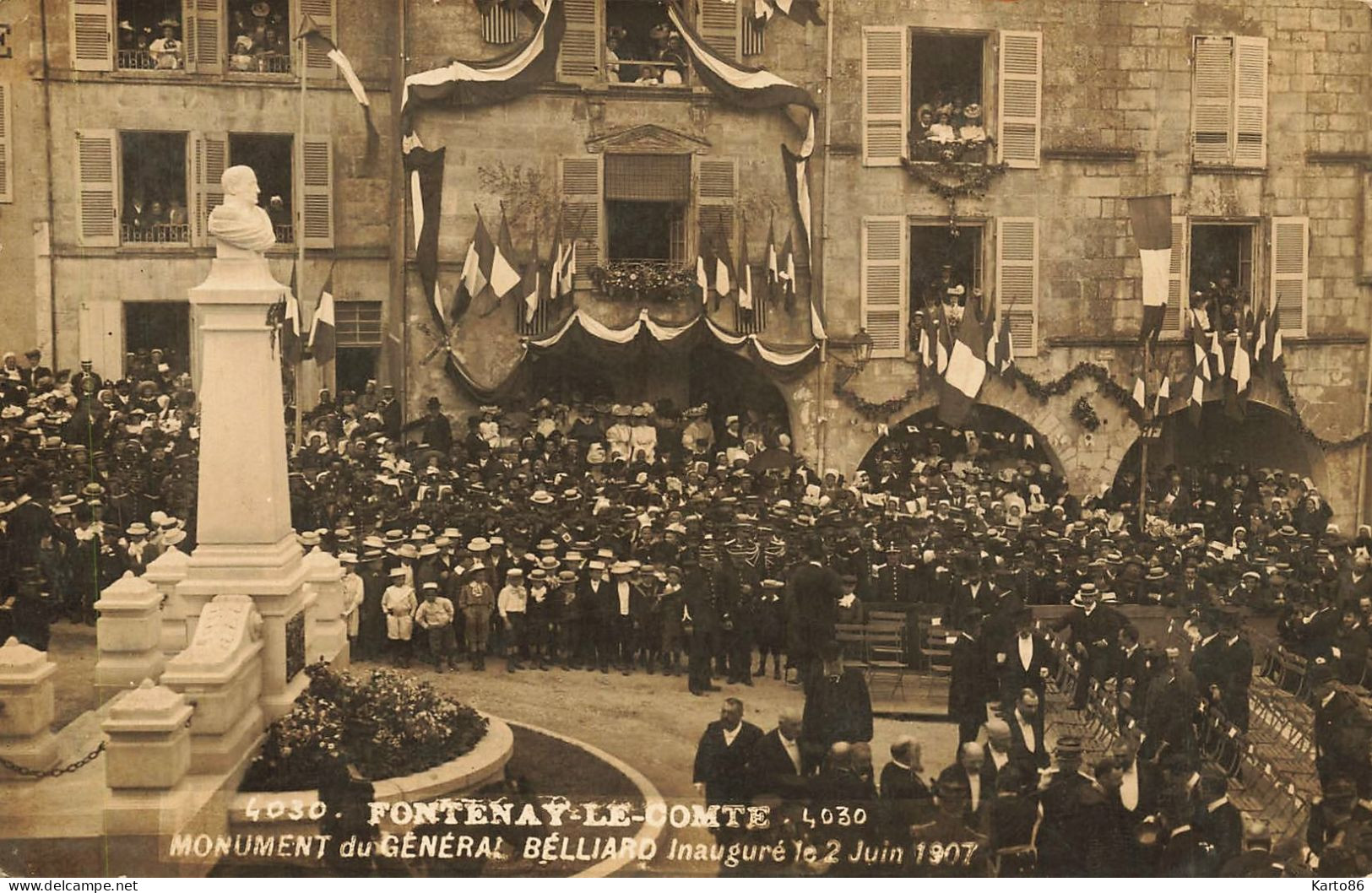 Fontenay Le Comte * Carte Photo 1907 * Inauguration Du Monument Du Général BELLIARD Le 2 Juin * Place Villageois Fête - Fontenay Le Comte