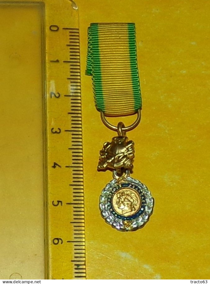 MEDAILLE EN REDUCTION  DE LA MEDAILLE MILITAIRE VALEUR ET DISCIPLINE   , REPUBLIQUE FRANCAISE , RUBAN D'ORIGINE EN BON E - France