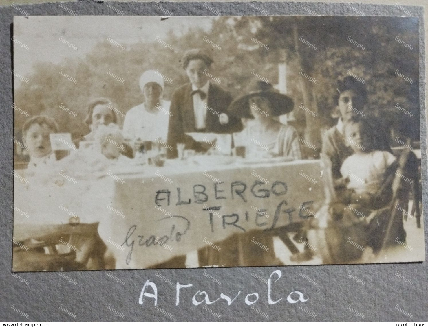 Italia Foto Persone All'Albergo Trieste A GRADO. A Tavola. 120x73 Mm. Incollata Su Cartone. - Europa