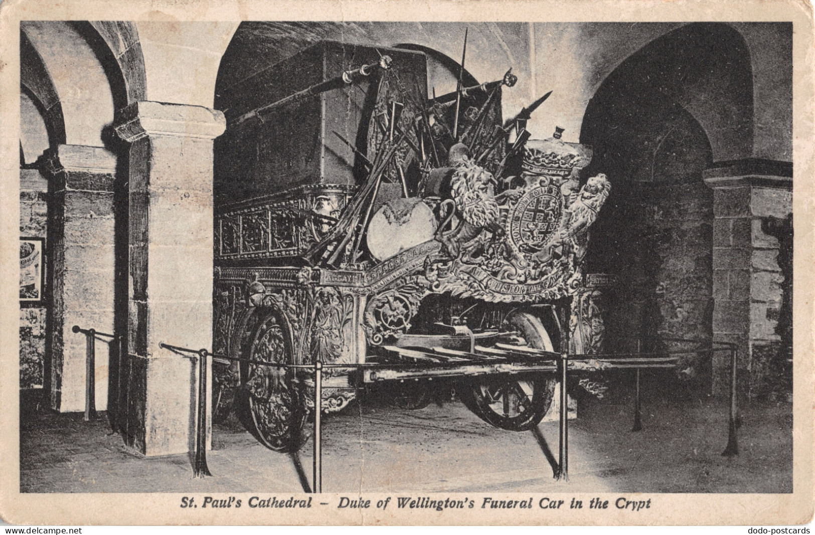 R334873 St. Pauls Cathedral. Duke Of Wellingtons Funeral Car In The Crypt - Wereld