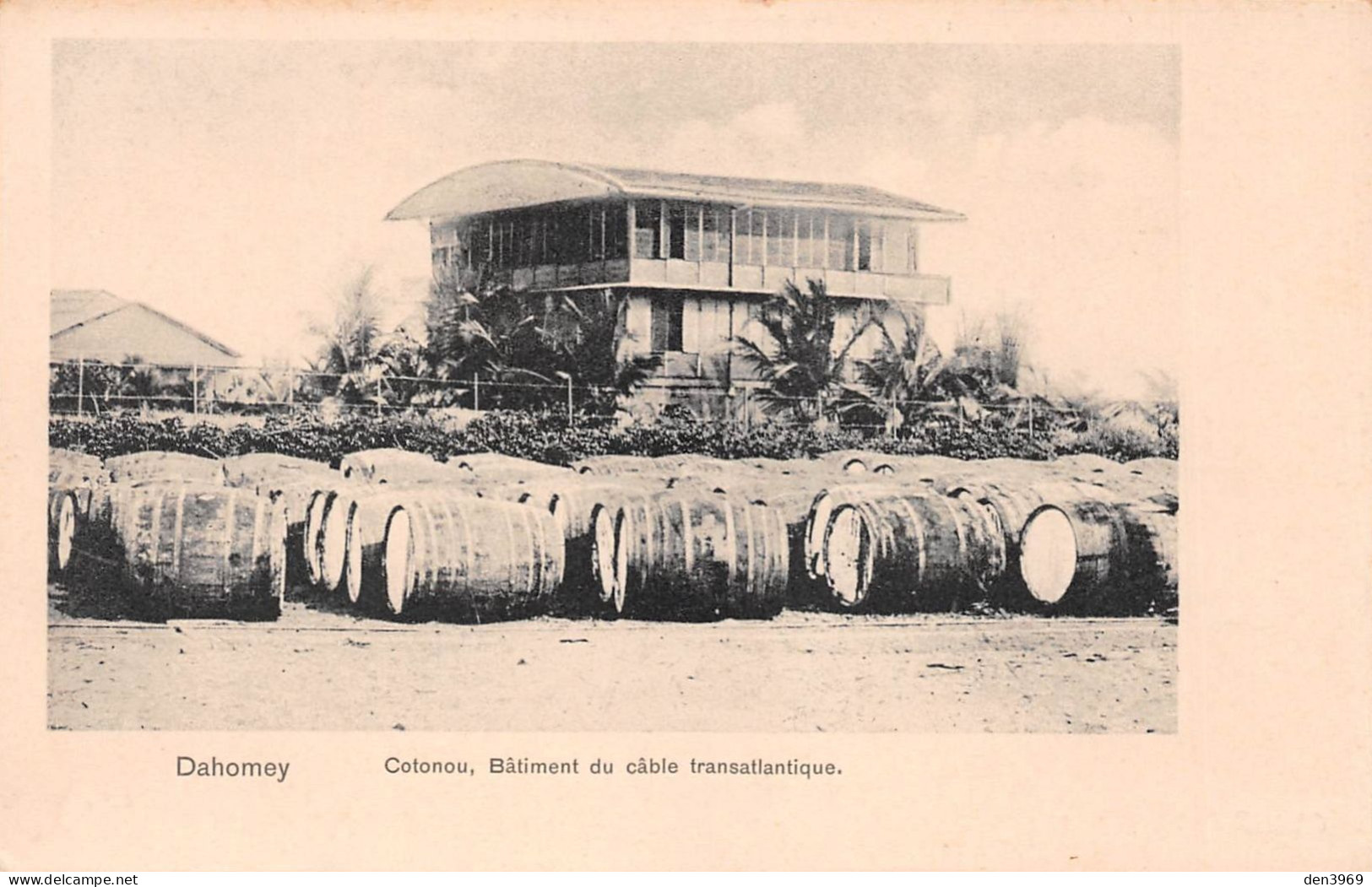 Afrique - Dahomey - COTONOU - Bâtiment Du Câble Transatlantique - Tonneaux - Dahome