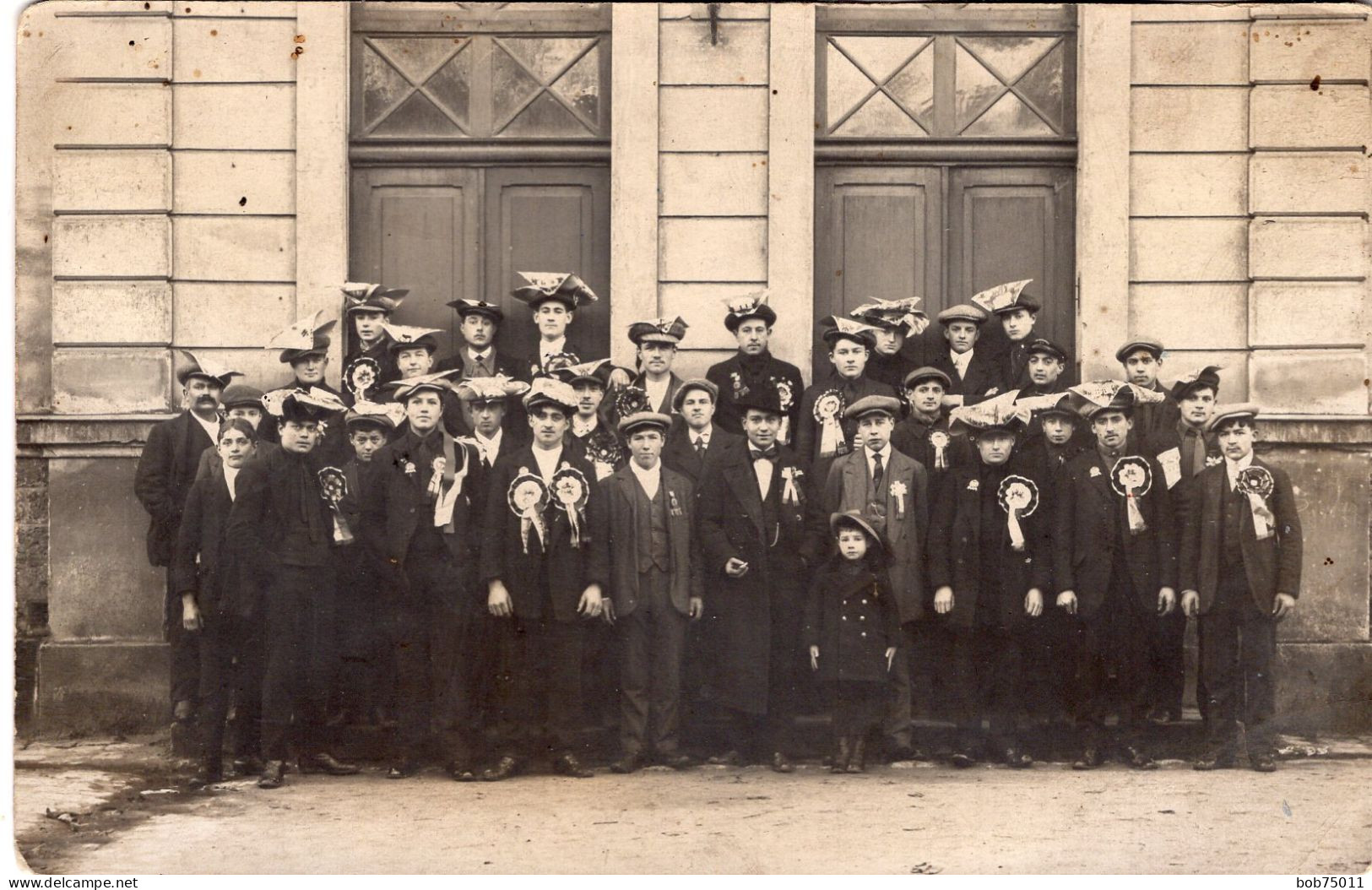 Carte Photo De Jeune Homme élégant ( Des Conscrits  De La Classe 1916 ) Posant Devant Une Maison - Anonyme Personen